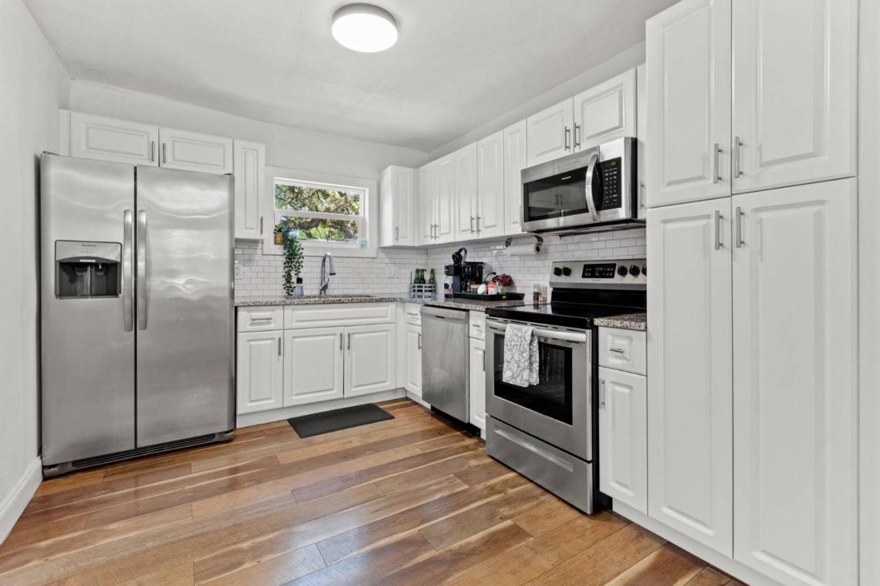 Treehouse Is A Quaint 2 Bedroom In An Up-And-Coming Part Of Town, Pet Friendly With Fenced Yard And Lounge Area That Is Close To Downtown Tampa Bagian luar foto