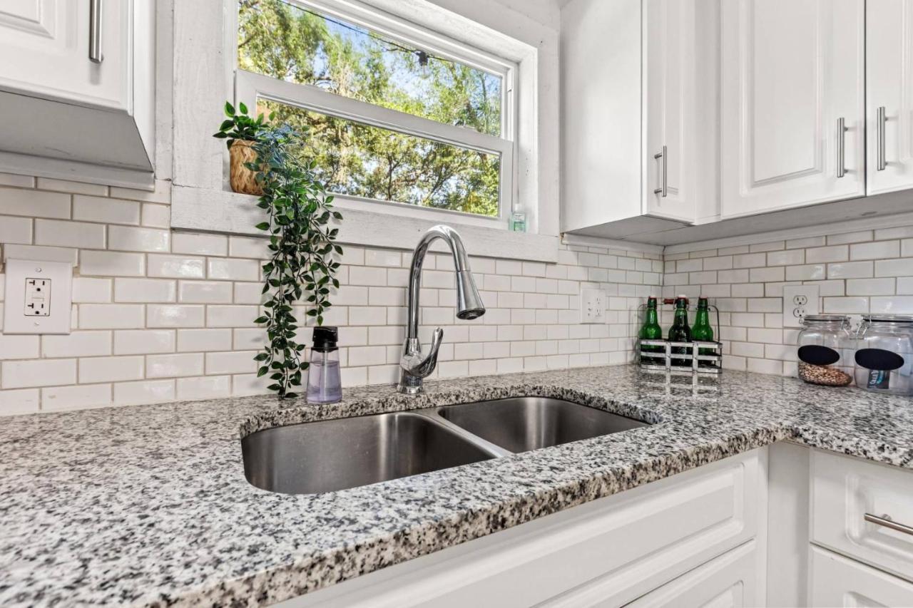 Treehouse Is A Quaint 2 Bedroom In An Up-And-Coming Part Of Town, Pet Friendly With Fenced Yard And Lounge Area That Is Close To Downtown Tampa Bagian luar foto