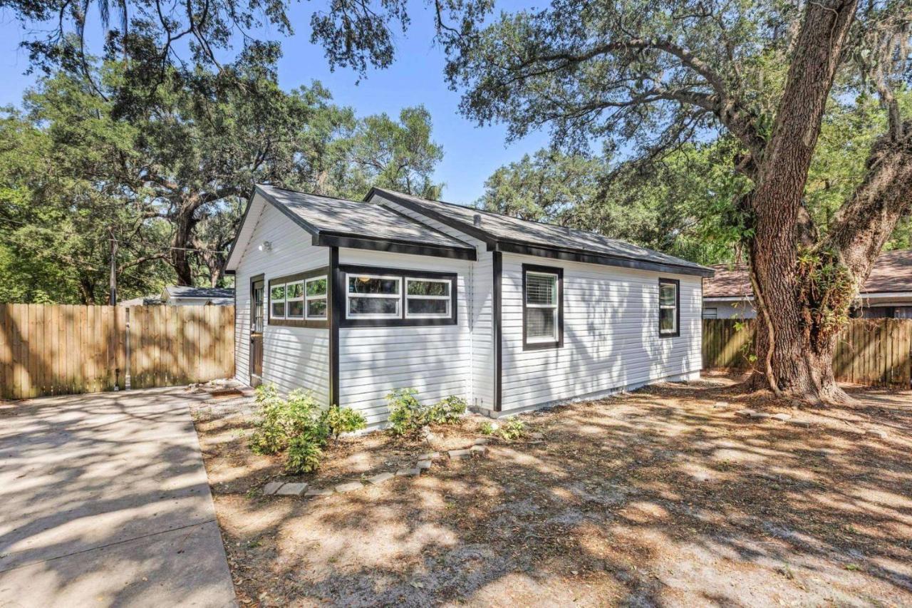 Treehouse Is A Quaint 2 Bedroom In An Up-And-Coming Part Of Town, Pet Friendly With Fenced Yard And Lounge Area That Is Close To Downtown Tampa Bagian luar foto