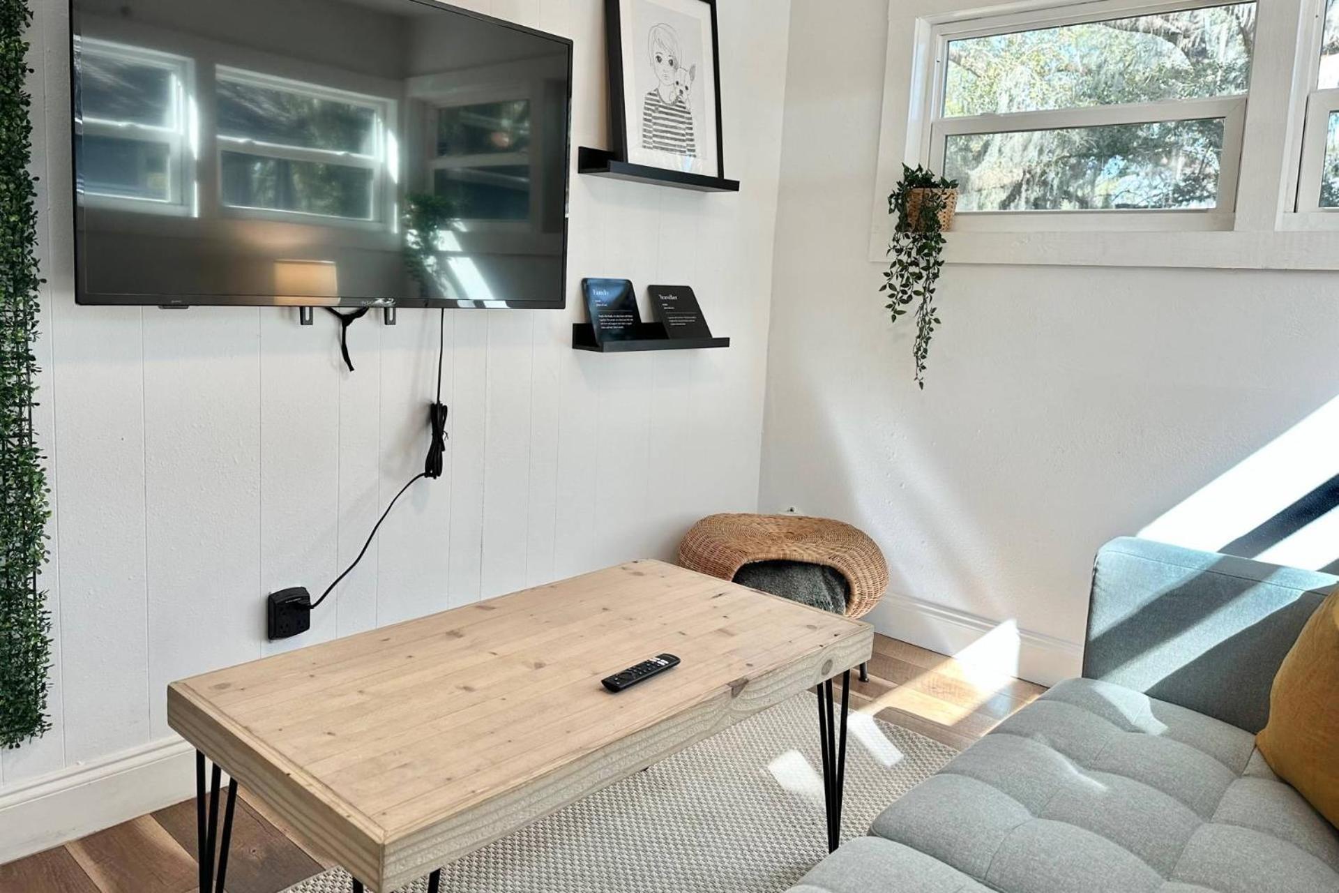 Treehouse Is A Quaint 2 Bedroom In An Up-And-Coming Part Of Town, Pet Friendly With Fenced Yard And Lounge Area That Is Close To Downtown Tampa Bagian luar foto