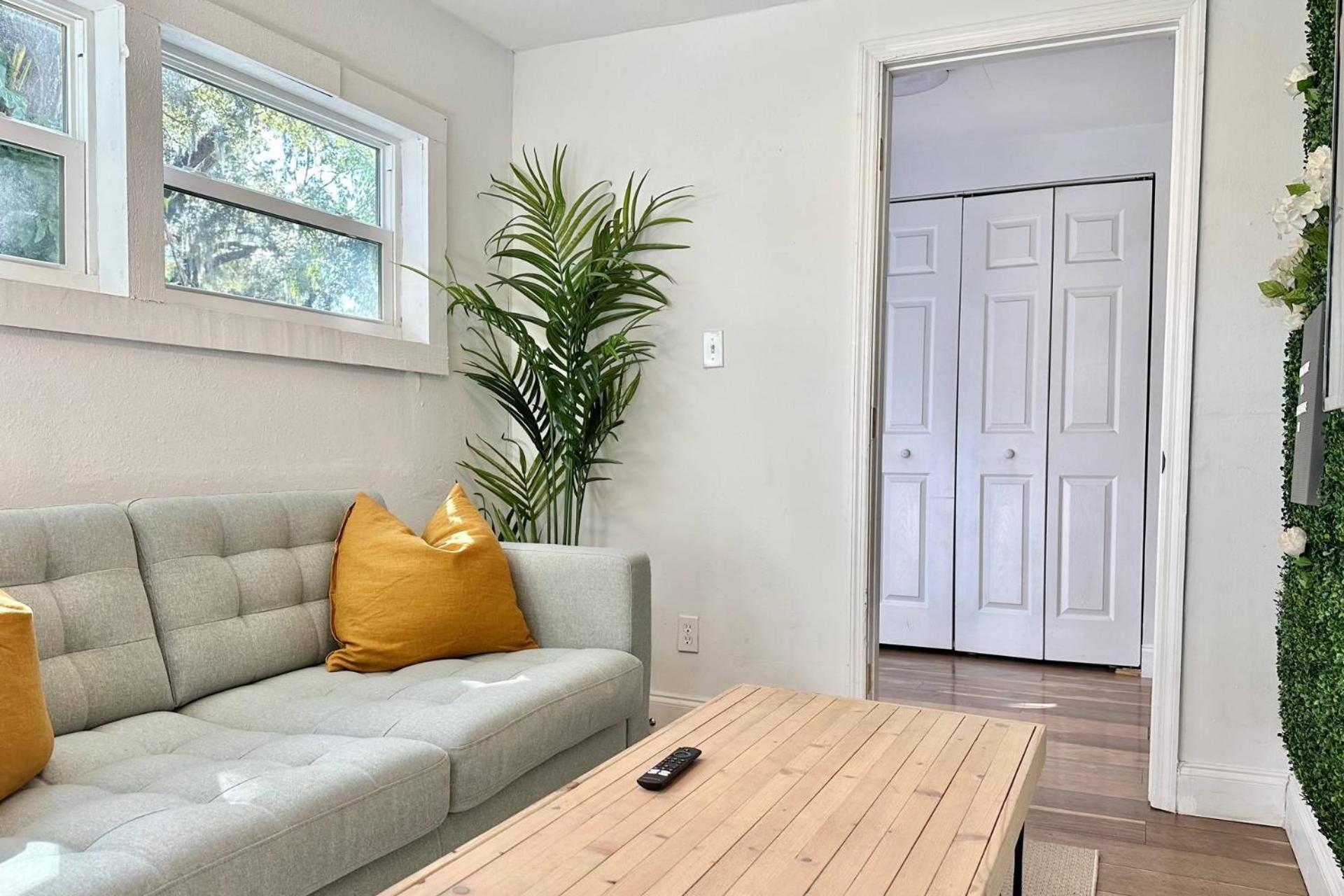 Treehouse Is A Quaint 2 Bedroom In An Up-And-Coming Part Of Town, Pet Friendly With Fenced Yard And Lounge Area That Is Close To Downtown Tampa Bagian luar foto